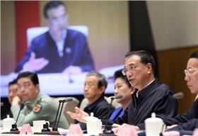 (資料圖)5月9日，國務(wù)院召開(kāi)全國推進(jìn)簡(jiǎn)政放權放管結合優(yōu)化服務(wù)改革電視電話(huà)會(huì )議。中共中央政治局常委、國務(wù)院總理李克強發(fā)表重要講話(huà)。