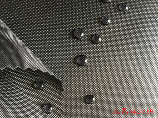 防水牛津布已進(jìn)入銷(xiāo)售黃金時(shí)節，為暴雨及洪災而未雨綢繆，開(kāi)始囤貨